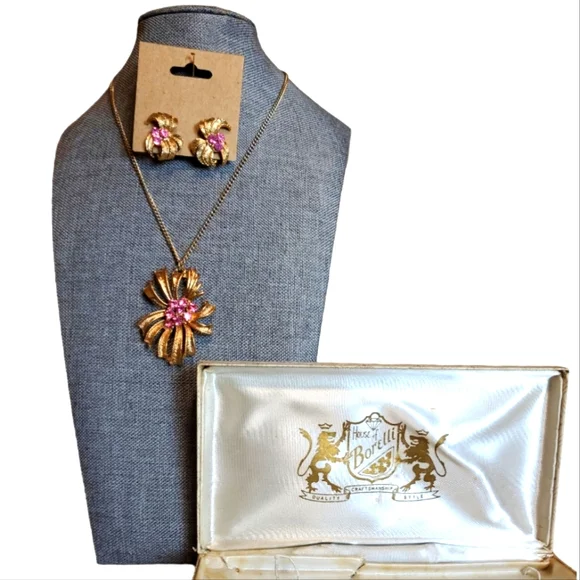 VINTAGE 1950'S HOUSE OF BORELLI GOLD TONE & PINK CRYSTAL STARBURST JEWLERY SET - Picture 2 of 3